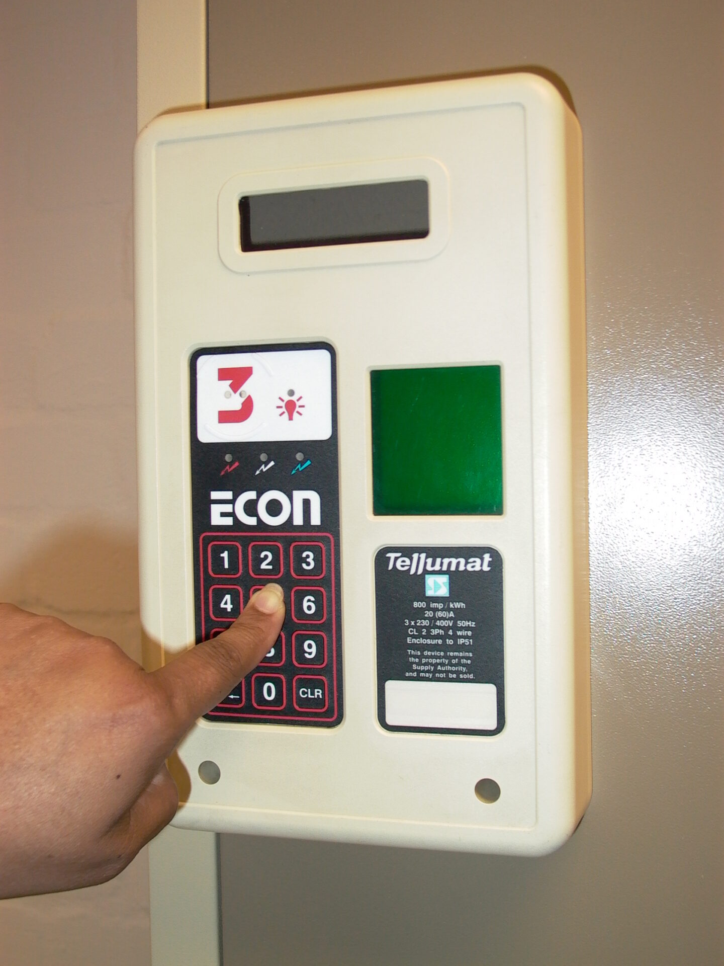 2005-05-16 Membrane Keypad with hand 021